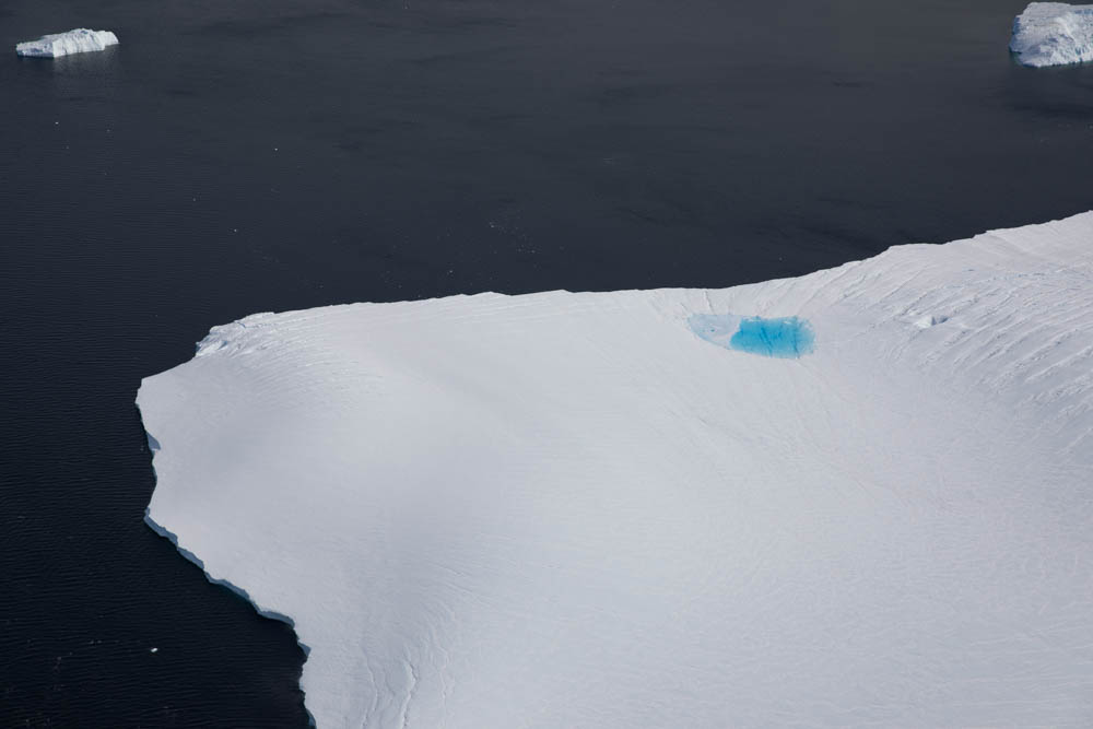 氷山の中の青い水