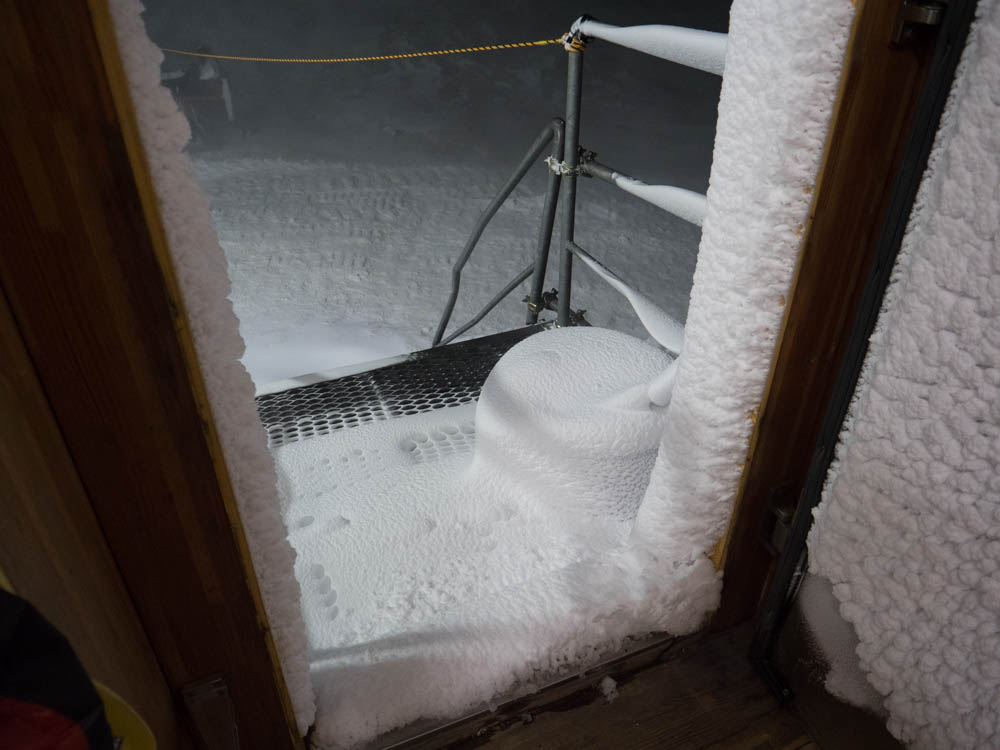 ドアにまとわりつく雪、翌朝にはカチカチです
