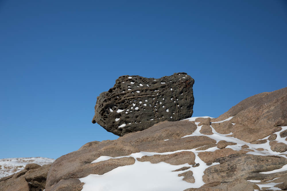 西オングル島には不思議な迷子石がたくさんあります