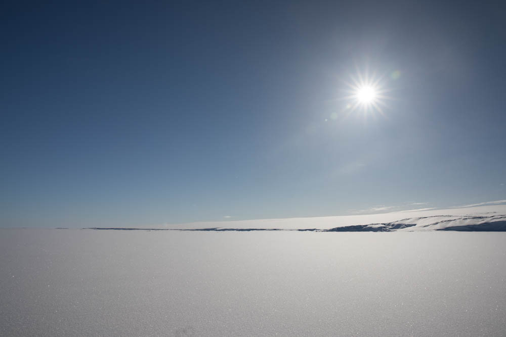雪が積もる南極大陸の露岩